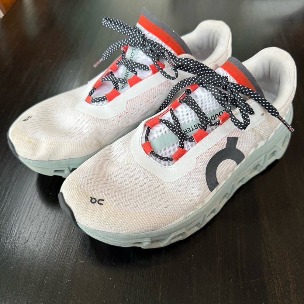On Cloud Max Women’s size 9.5 / Men’s size 8